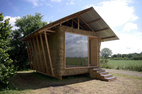 In search of the architecture of the lesser impact, the 'nest' is largely inspired by agricultural vernacular constructions. Its familiar shape and texture p... Green Building Materials, Straw Bale House, Nest Building, A Small House, Straw Bales, Micro House, Portable House, Small Buildings, Small Cabin