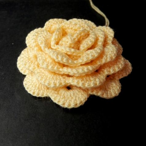 Rose – Kati Crafts Crochet Flower Rug, Crochet Space, Crochet Rose Pattern, Crochet Flowers Easy, Crocheted Flower, Confection Au Crochet, Crochet Flowers Free Pattern, Flower Rug, 3d Rose