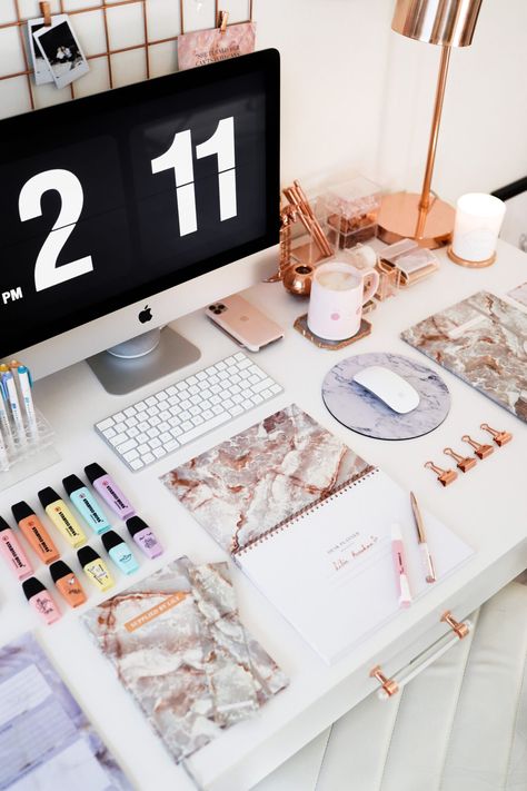 Business Desk Aesthetic, Aestheic Desk, Clean Girl Desk, Office Asthetics, Work From Home Set Up, Cleaning My Desk, Work Space Design, Organised Desk, Cute Home Office