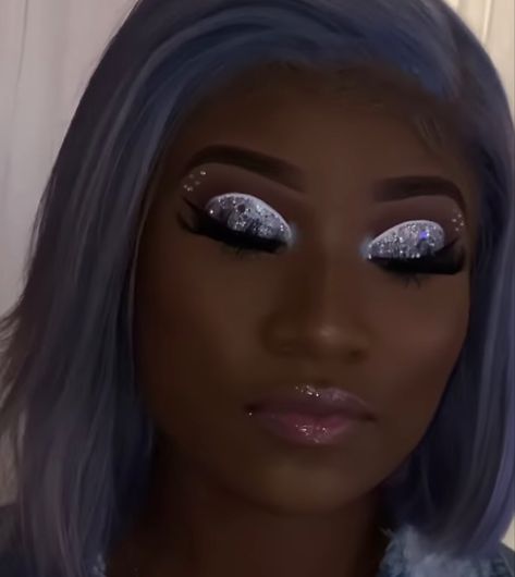 Winter Baddie, Christmas Makeup Looks, Fancy Date Night, Natural Glam Makeup, Silver Eyeshadow, Christmas Makeup Look, Prom 2023, Prom Makeup Looks, Makeup Help