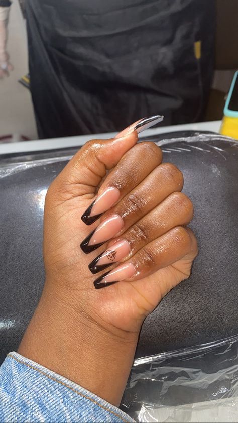 Dark brown skin Black French Tip Triangle, Black French Tip Nails Triangle, Black Triangle French Tip Nails, Triangle Nail Design, Triangle Tip Nails, Acrylic Nails With Diamonds, Triangle French Tip Nails, V Tip Nails, Triangle Nails