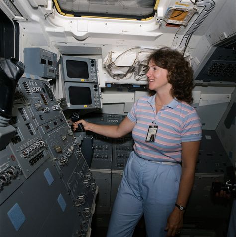 Christa McAuliffe training Space Shuttle Challenger Crew, Fake Moon Landing, Nasa Space Station, Christa Mcauliffe, Space Shuttle Challenger, Sally Ride, Nasa History, Apollo 1, Man And Nature