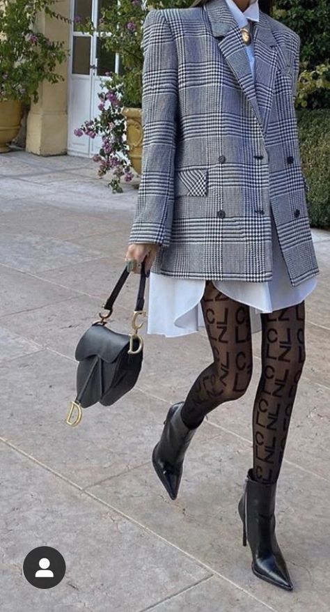 Classy Turtle Neck Outfit, Knee High Tights Outfit, Chic Work Outfits Women Winter, Button Vest Outfits, Silk Blazer Outfit, White Collared Shirt Outfit, Long Blazer Outfit, Mode Zara, Mode Casual