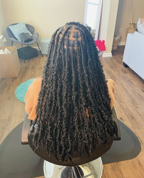 Butterfly Locs Middle Part, Hairstyles Fake Hair, Faux Locs Medium Length, Fake Locs Hairstyles, Thick Faux Locs, Medium Butterfly Locs, Small Butterfly Locs, Long Butterfly Locs, Butterfly Locs Hairstyle