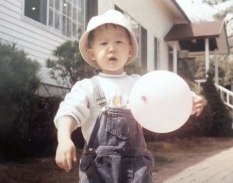 Stray Kids Baby Pictures Changbin, Changbin Baby Pictures, Changbin Biceps, Childhood Photos, Losing A Child, Stray Kids Seungmin, Homeless Children, Felix Stray Kids, Crazy Kids