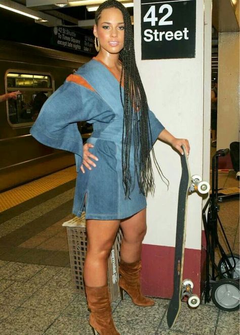 I miss the old Alicia Keys when she rocked braids. Alicia Keys Outfits, Keys Outfits, Alicia Keys Hairstyles, Alicia Keys Braids, Celeb Pictures, Summer Braids, Alicia Keys, Dope Hairstyles, Hairstyles Braids