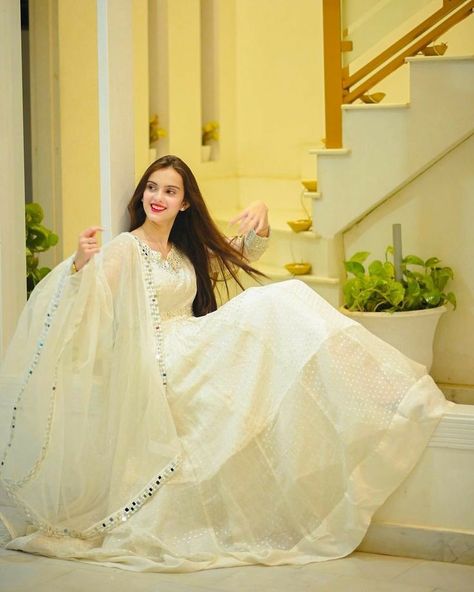 Mahnoor Sheikh, Hairstyles For Gowns, Designer Anarkali Dresses, Function Dresses, Desi Wedding Dresses, Saree Poses, Beautiful Pakistani Dresses, Long Dress Design, Bridal Dress Fashion