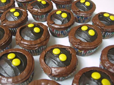 jawa cupcakes Mandalorian Cupcakes, Easy Star Wars Cake, Star Wars Donut Ideas, Star Wars Cupcake Cake, Star Wars Pull Apart Cupcakes, Chewbacca Cupcake Cake, Starwars Baked Goods, Star Wars Themed Food, Star Wars Dessert