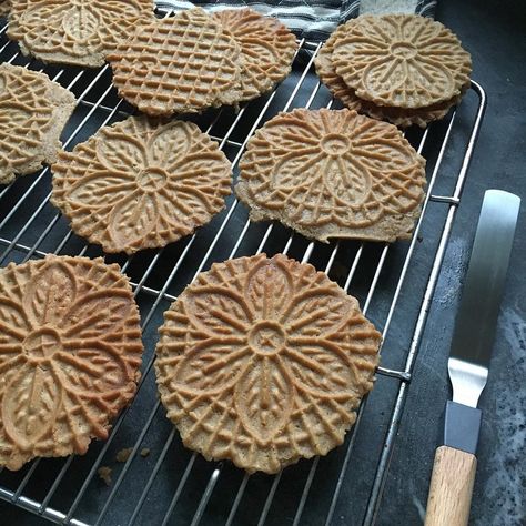 Taking a break from real flowers to make these delicious and pretty pizzelles today! #cookiesandkindness #dories_cookies #yum #flowercookies @doriegreenspan Pizzelles Recipe, Pizzelle Cookies, Pizzelle Recipe, Cookies Light, Crispy Cookies, Italian Cookies, Italian Desserts, Ww Recipes, Recipe Of The Day