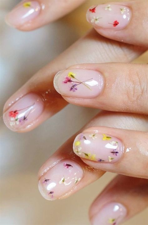 Dried Flowers Nail Art #SpringNails How To Dry Flowers, Daisy Nail Art, Daisy Nails, Nail Art Designs Summer, Flower Nail Designs, Floral Nail Art, Dry Flowers, Spring Nail Art, Nagel Inspo