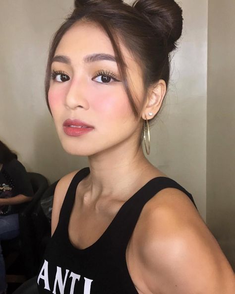 Nadine Lustre Makeup, Drunk Blush Makeup, Nadine Lustre Outfits, Nadine Lustre Fashion, Lady Luster, Filipino Celebrities, Soft Natural Makeup, James Reid, Actors Funny