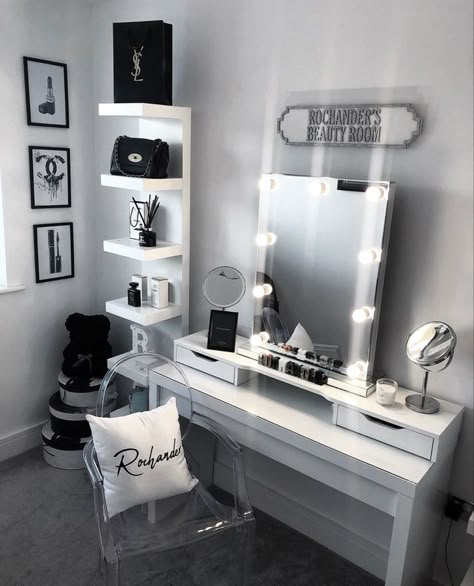 Black And White Dressing Room, Counter Makeup, Makeup Corner, Lighting Makeup, Makeup Artist Studio, Makeup Lighting, Glam Bedroom Decor, Dressing Room Decor, Room Dressing