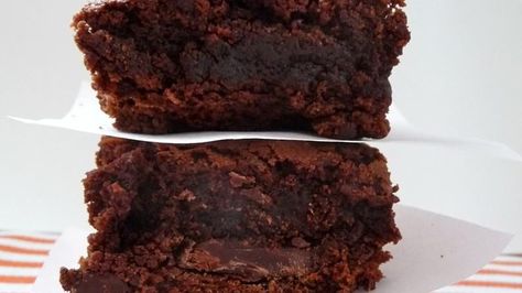 Rich and gooey chocolate brownies get a little extra kick from cayenne pepper. Serve warm with some fresh whipped cream. Mexican Brownies, Betty Crocker Fudge Brownies, Gooey Chocolate Brownies, Mexican Dessert Recipes, Mexican Chocolate, Chewy Brownies, Mexican Dessert, Cayenne Pepper, Fudge Brownies