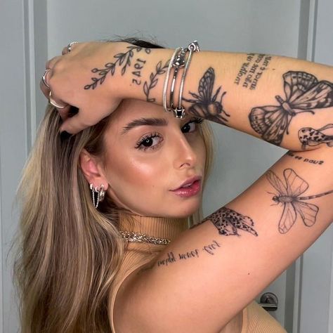 Matching Bicep Tattoos, Unique Womens Tattoos, Tattoo Flash Feminina, Tattoo Minimalista Feminina, Arm Tattoos Small, Forearm Tattoos Women, Scattered Tattoos Sleeve Women, Outer Forearm Tattoos Women, Small Aesthetic Tattoos