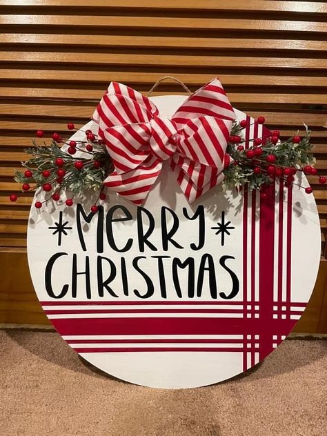 Diy Welcome Sign Wood Christmas, Wood Wreath Christmas, Christmas Wooden Rounds, Christmas Wooden Circle Signs, Round Christmas Door Hanger Diy, Christmas Wood Wreath, Wood Round Christmas Sign, Round Wooden Christmas Signs, Christmas Round Signs