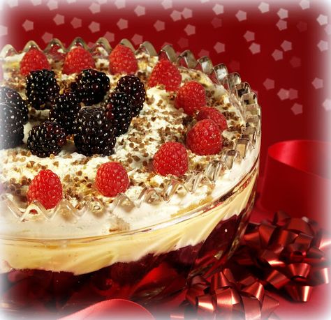 A Traditional English Trifle Traditional English Trifle, Raspberry Trifle, English Trifle, English Desserts, Christmas Trifle, Australian English, Trifle Dish, The English Kitchen, Trifle Pudding