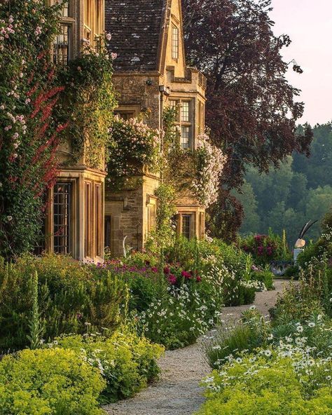 A romantic garden of the kind I imagined Eloise would create. ('The Tapestry Garden' / 'Mrs Eloises zauberhafter Garten'). Roman Bath House, English Manor, English Country Gardens, Gambar Figur, True Blood, Garden Features, English Countryside, Country Gardening, Pretty House