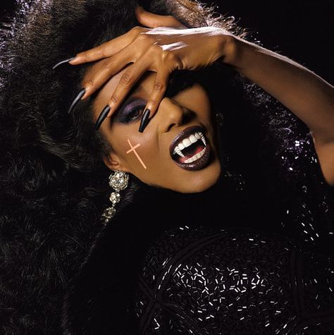 Iman - David Bowie's wife as a vampire. David Bowie Wife, Afro Goth, Black Vampire, Vampire Pictures, Female Vampire, Catty Noir, Vampire Goth, Vampire Girls, Black Goth