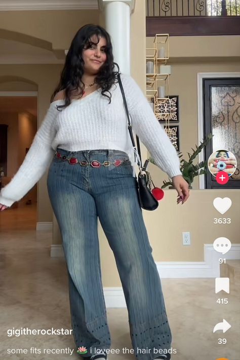 Fall Fashion Curvy Body Types, Plus Size Valentines Outfit, Y2k Curvy Outfits, 2024 Plus Size Fashion, Flared Jeans Plus Size Outfit, Curvy 90s Outfit, Outfits For Family Gathering, Midsize Flared Jeans Outfit, Flare Jeans Plus Size Outfit