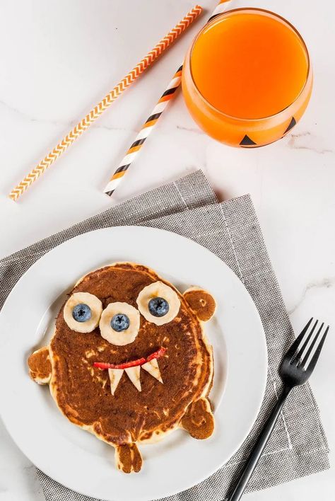 Spooky Meals, Monster Pancakes, Halloween Munchies, Food For Halloween, Halloweenpyssel Barn, Halloween Pancakes, Halloween Morning, Recetas Halloween, Halloween Breakfast