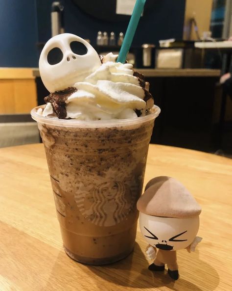 How to Order a Jack Skellington Frappuccino at Starbucks Pumpkin Spice Frappuccino, Frappuccino Recipe, Secret Menu Items, Starbucks Halloween, Starbucks Drinks Recipes, Secret Menu, Halloween Drinks, Vegan Kitchen, Drinks Recipes