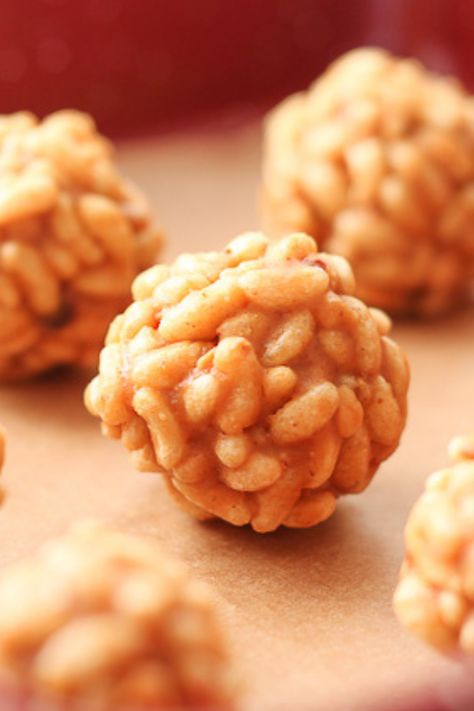 These easy Peanut Butter Rice Crispy Balls are the BEST healthy snack! They are quick, good for kids, and great for weight loss. Pack with you to work for a clean eating snack. Rice Crispy Cereal Recipes, Peanut Butter Rice Crispy Balls, Rice Puff Recipes, Peanut Butter Rice Krispie Balls, Rice Crispies Recipe, Peanut Butter Rice Crispies, Rice Crispy Cereal, Quick And Easy Sweet Treats, Peanut Butter Rice Krispie Treats