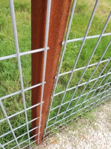 Cattle Panel Fence With Gate, Cattle Panel Fence Ideas, Hog Panel Fence, Cattle Panel Fence For Dogs, Cattle Panel Fence Diy, Cattle Fence Ideas, Cattle Fence, Cattle Guard Fence, Cattle Fence Deck Railing