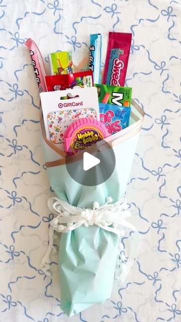 megan louise 🎀 on Instagram: "tips in the caption!   after following several candy bouquet tutorials I was so disappointed that they would completely fall apart before they even made it to the recipient! The candy spun around, the skewers fell out and the tissue paper was totally mangled. I set out to make one that would be totally secure and look amazing after transport and this one is pretty perfect! 👌🏻  A few tips:   🍬 select candy in a variety of colors and lengths and avoid candy that will melt. five and below has a great variety of fun candy  🍭 disposable chopsticks can be found next to the skewers at stores like target and walmart. square shaped chopsticks are best because they have a flat surface to glue onto the candy and they won’t spin around in the foam   💐 I LOVE these f Diy Candy Bouquet For Kids, How To Make A Candy Bouquet Step By Step, Easy Candy Bouquet, Candy Flower Bouquet Diy, Candy Bag Ideas, Five And Below, Easy Diy Candy, Snack Bouquet, So Disappointed