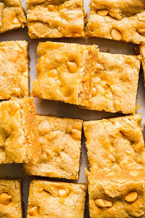 Gluten free Blondies - The Fit Peach Gluten Free Butterscotch Blondies, Gluten Free Blondies, Banana Blondies, Butterscotch Recipes, Butterscotch Blondies, Dairy Free Chocolate Chips, Gluten Free Peanut Butter, Blondies Recipe, Corn Cakes