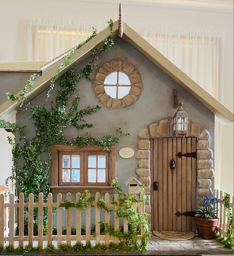 Built from scratch woodland cottage Pencil Holders Diy Kids, Fence Greenery, Diy Crafts To Do At Home, Miniature Cottage, Room Box Miniatures, Woodland Cottage, Bird Houses Ideas Diy, Clay Fairy House, Driftwood Art Diy