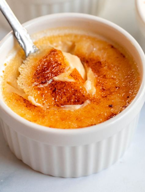 Best Creme Brulee Recipe, Creme Brulee Cake, Creme Brulee Recipe Easy, Classic French Desserts, Brulee Recipe, Creme Brulee Recipe, Clam Recipes, French Dessert, Chewy Chocolate Chip