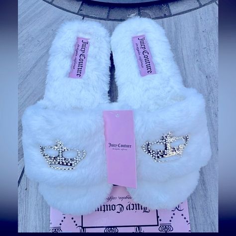 Juicy Couture Slide Slippers Faux Fur White Womens Aesthetic Slides, Juicy Couture Slippers, Juicy Couture Aesthetic, Juicy Couture Boots, Juicy Couture Clothes, Holiday Gift List, Mushroom Jewelry, Juicy Couture Shoes, Couture Shoes