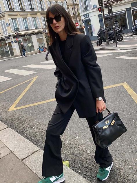 Leia Sfez, Outfit Nero, Sneakers Outfit Work, Conference Outfit, Chic Office Outfit, Sneaker Outfits Women, Office Fits, Look Office, Belle Silhouette