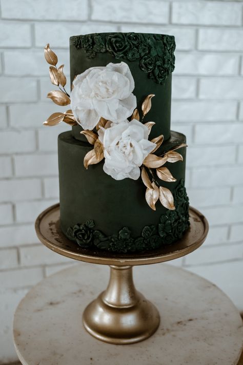 Green Wedding Cake Emerald, Forest Green Engagement Party, Hunter Green And Gold Wedding Cake, Slytherin Wedding Cake, Dark Green Wedding Cupcakes, Emerald Green And Black Wedding Cake, Emerald Wedding Cakes, Dark Green And Gold Wedding Cake, Black And Green Wedding Cake