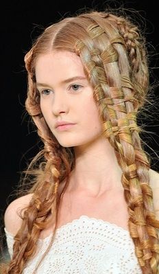 Looks a lot like sculptural renderings of 12th century braids Drider Oc, Lannister Fashion, Jack Core, Dream Hairstyles, Diy Hairstyle, Trendy We Fryzurach, Medieval Hairstyles, Spring Court, Medieval Princess