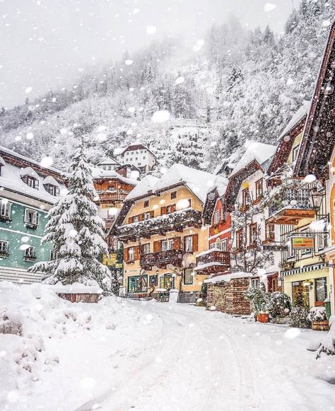 Photo via @christmas.joy.is.here Austria Winter, Hallstatt Austria, Cold Autumn, Happy Winter, Voyage Europe, Great Pic, Noel Christmas, Winter Gift, Decorations Christmas