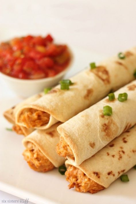 Taco Rolls, Baked Creamy Chicken, Creamy Chicken Taquitos, Rolled Tacos, Resep Makanan Beku, Baked Taquitos, Takeout Recipes, Taquitos Recipe, Chicken Taquitos