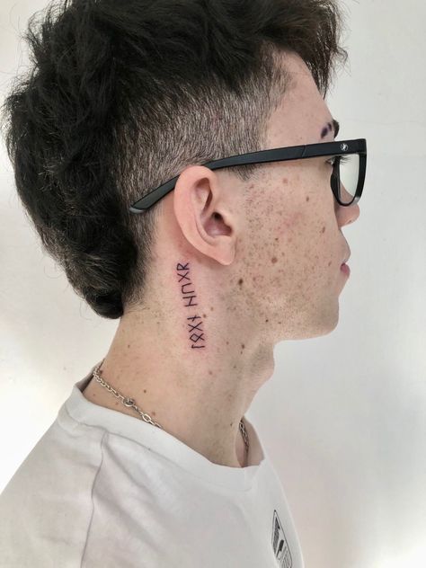 Atreus Neck Tattoo. Lettering on his neck translates into the Icelandic phrase “logr hugr”(Calm / Steady Mind) Nordic Letters Tattoo, Rune Neck Tattoo, Atreus Neck Tattoo, Norse Tattoo Neck, Atreus Hand Tattoo, Small Norse Tattoo, Nordic Neck Tattoo, Neck Tattoo Lettering, Atreus Tattoos