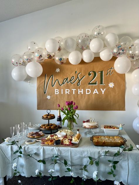 19th Birthday Backdrop Ideas, 23rd Birthday Celebration Ideas, Simple 21st Birthday Decorations At Home, Cheers To 22 Years Birthday, Trendy Birthday Decorations, Birthday Party Ideas 28 Years, Suprise Birthday Party Adult Ideas, Husband Birthday Dinner Ideas, 21st Bday Party Decorations