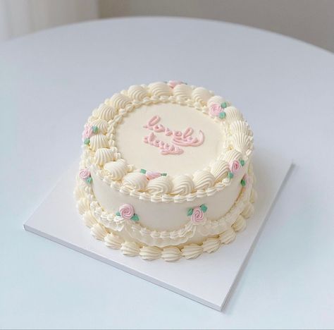 Bolo Vintage, Vintage Birthday Cakes, Vintage Cakes, Beautiful Cake Designs, Simple Cake Designs, Mini Cakes Birthday, Cake Decorating Frosting, Creative Birthday Cakes, Simple Birthday Cake