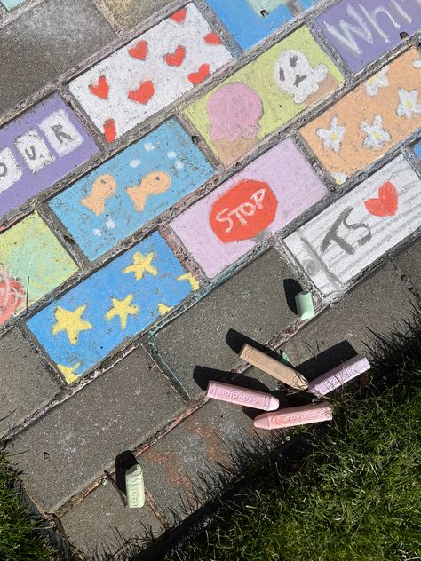 chalk !! Chalk Art Aesthetic, Summer Chalkboard Art, Chalk Activities, Fun Chalk Art, Chalk Ideas, Sweet Sixteen Birthday Party Ideas, Sidewalk Chalk Art, Sidewalk Art, Diy Gift Set