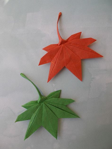 Origami Leaves Leaves Origami, Origami Kutu, Origami Leaves, Dollar Origami, Tutorial Origami, Origami Ball, Dollar Bill Origami, Origami Bookmark, Fabric Origami