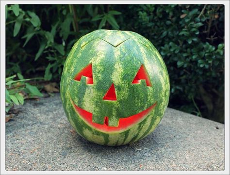 Watermelon jack o lantern.  Great idea for the summer! Meme Photo, Halloween Memes, Halloween Countdown, Tromso, Halloween Quotes, Halloween Pictures, Halloween Horror, Dia De Muertos, Holidays Halloween