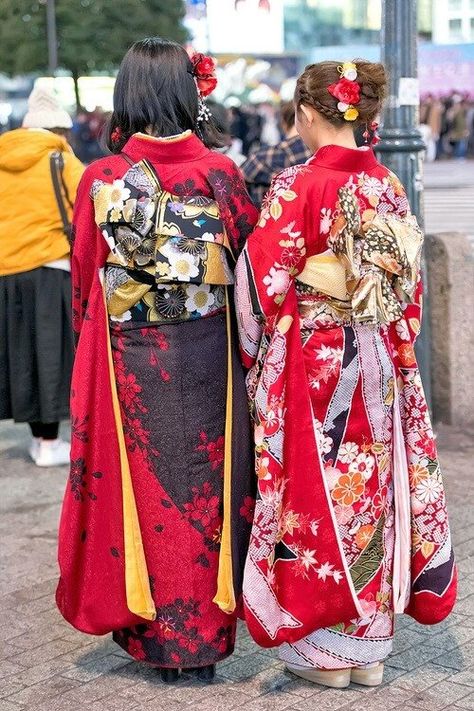 Women dressed in furisode with complex obi knots. Pretty Kimono, Coming Of Age Day, Pretty Kimonos, Obi Sash, Kimono Obi, Japan Kimono, Free Soul, Japanese Landscape, Beautiful Kimonos