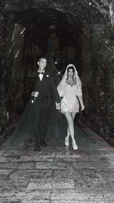 Wedding Kourtney Kardashian, Kourtney Travis Wedding, Kourtney Kardashian Wedding Looks, Kourtney Kardashian Elopement, Kourtney Kardashian Wedding Las Vegas, Kourtney Wedding Dress, Kourtney Kardashian Wedding Veil, Kourtney Kardashian Wedding Aesthetic, Courtney Kardashian Wedding