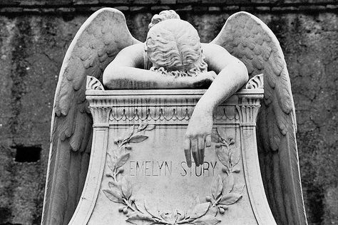 Via a love letter to rome Angel Statues Sculpture, Cemetery Angels, Cemetery Statues, Grave Stones, Old Cemeteries, Eagle Art, Cemetery Art, Angel Statues, Grave Markers