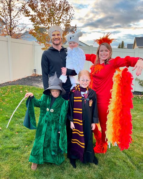 “Yer a wizard Harry!” Happy Halloween from Hogwarts: Harry Potter, Minerva McGonagall, Hedwig the owl, Fawkes the Phoenix and the Golden Snitch. ⚡️ Kids Harry Potter Costume, Harry Potter Family Costumes, Harry Potter Minerva Mcgonagall, Harry Potter Kostüm, The Golden Snitch, Potter Family, Minerva Mcgonagall, Harry Potter Kids, Yer A Wizard Harry