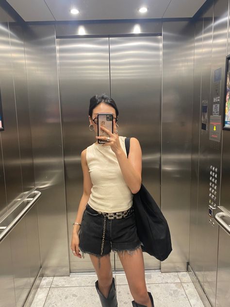 black boots mirror outfit pic sunglasses silver metal belt Metal Chain Belt Outfit, Western Chain Belt Outfit, Western Belt Outfit, Western Belts Outfit, Western Black Boots, Western Chain Belt, Chain Belt Outfit, Boots And Shorts, Boots Shorts