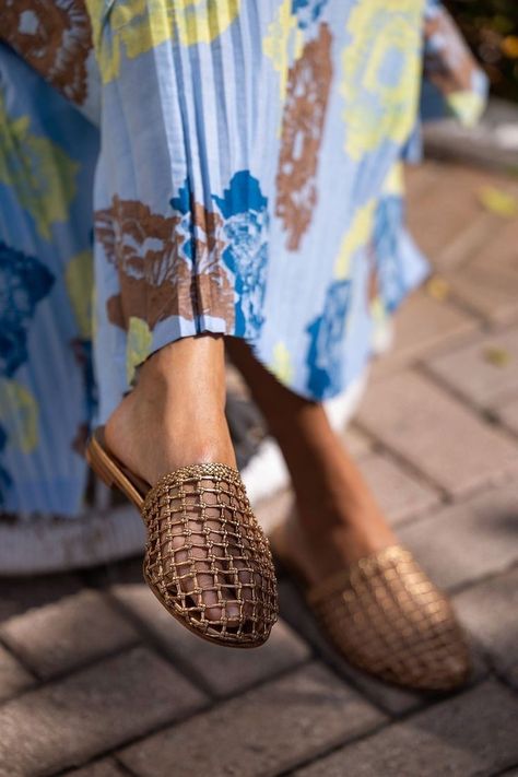 Golden Shoes Outfit, Woven Mules, Feminine Shoes, Palm Beach Style, Classy Shoes, Unique Shoes, Boho Chic Fashion, Handmade Shoes, Ballerinas