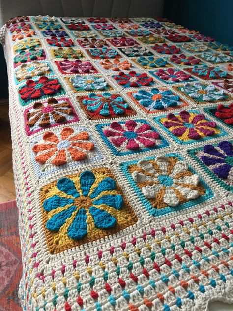 You can combine this stylish crochet granny square blanket with every corner of your home in four seasons thanks to its color and quality material. Whether it is classic, eclectic or modern, it will suit your home very well. The crochet blanket is a great gift idea for your loved ones. Perfect color transitions and daisies make this crochet blanket quite showy. Knitted daisies are an indispensable part of home decoration decorated with cover and blanket. You can buy a vintage gift for your loved Daisy Granny Square, Granny Square Häkelanleitung, Crochet Baby Socks, Crocheted Blanket, Crochet Bedspread Pattern, Easy Crochet Blanket, Crochet Blanket Designs, Crochet Daisy, Crochet Patterns Free Blanket